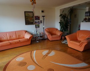 Apartment 3 rooms for sale in Floresti