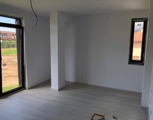 Apartment 4 rooms for sale in Floresti