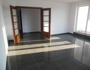 Vanzare apartament cu 3 camere, panorama deosebita, strada Razoare