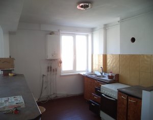 Apartament cu 3 camere, zona Piata Mihai Viteazul