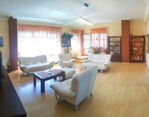 Vanzare penthouse cu 4 camere, in zona semicentrala 