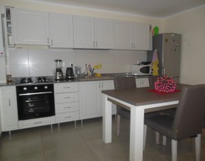 Vanzare apartament cu 4 camere, strada Valea Garbaului