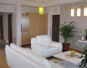 Vanzare apartament 3 camere, A. Muresanu, imobil mic, superfinisat