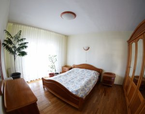 Apartament spatios de 3 camere, decomandat, pe strada Dorobantilor