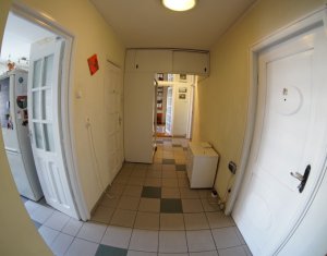Apartament spatios de 3 camere, decomandat, pe strada Dorobantilor