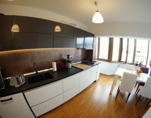 Vanzare apartament 3 camere decomandate, confort sporit, zona Titulescu