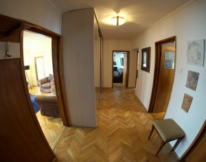 Vanzare apartament 3 camere decomandate, confort sporit, zona Titulescu