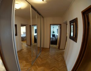 Vanzare apartament 3 camere decomandate, confort sporit, zona Titulescu