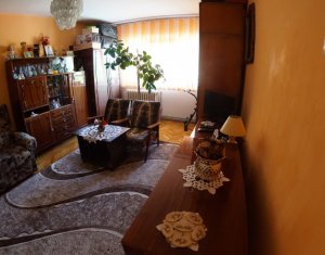 Vindem apartament cu 3 camere, decomandat, zona UMF