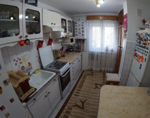 Vindem apartament cu 3 camere, decomandat, zona UMF