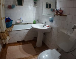 Vindem apartament cu 3 camere, decomandat, zona UMF