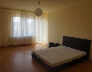 Vanzare apartament de 3 camere, etaj intermediar, Calea Baciului