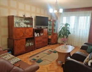 Apartament cu 3 camere decomandate, etaj intermediar, zona Parang