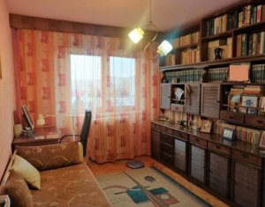 Apartament cu 3 camere decomandate, etaj intermediar, zona Parang