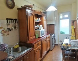 Apartament cu 3 camere decomandate, etaj intermediar, zona Parang