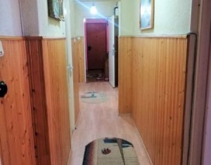 Apartament cu 3 camere decomandate, etaj intermediar, zona Parang