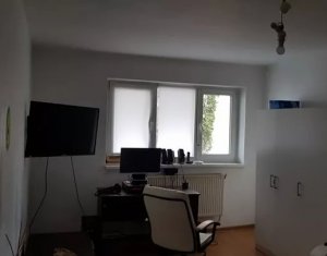 Apartament cu 3 camere, decomandat, zona strada Vanatorului