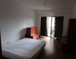 Apartament spatios 70 mp, etaj 1, zona Primariei Floresti