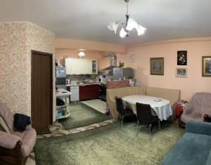 Vanzare apartament 3 camere, cu gradina si garaj in Floresti, zona Sub Cetate