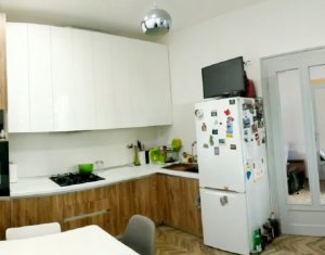 Apartament cu 3 camere, 103 mp, 3 bai, pivnita, dressing, camara, Centru