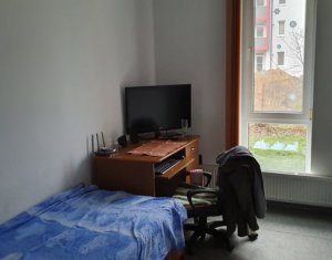 Apartment 4 rooms for sale in Floresti