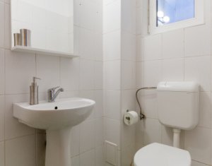 Apartament cu 3 camere decomandat, etaj intermediar, Centru 