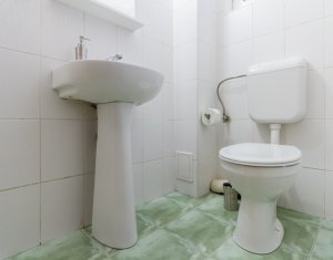 Apartament cu 3 camere decomandat, etaj intermediar, Centru 