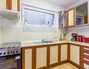 Apartament cu 3 camere decomandat, etaj intermediar, Centru 