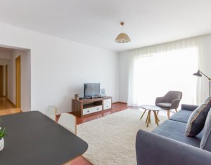 Apartament cu 3 camere decomandat, etaj intermediar, Centru 