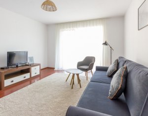 Apartament cu 3 camere decomandat, etaj intermediar, Centru 