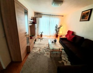 Apartament cu 3 camere, decomandat, Plopilor