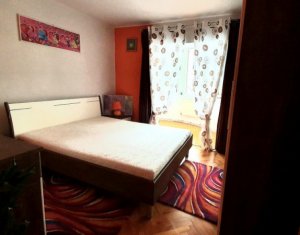 Apartament cu 3 camere, decomandat, Plopilor