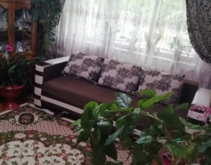 Apartament cu 2 camere, 48 mp, etaj 3, centrala proprie, zona Piata Hermes