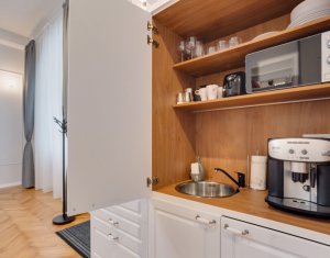 Apartament lux, 4 camere, 121 mp, balcon, etaj 1, centru, Piata Unirii