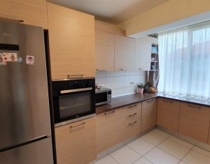 Apartament 3 camere, pe doua nivele, strada Florilor, Floresti