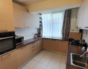 Apartament 3 camere, pe doua nivele, strada Florilor, Floresti