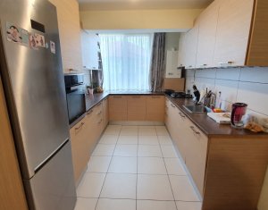 Apartament 3 camere, pe doua nivele, strada Florilor, Floresti