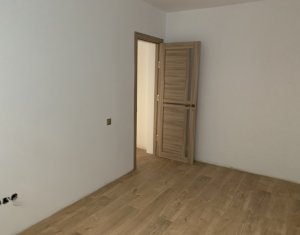 Vanzare apartament 3 camere, situat in Floresti, zona centrala 