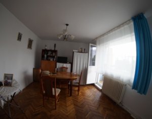 Apartament 4 camere, decomandat, etaj intermediar, zona Putna