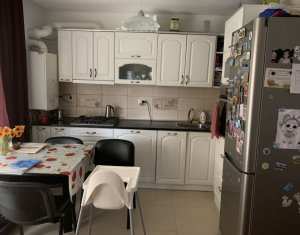 Apartament 3 camere, situat in Floresti, zona centrala