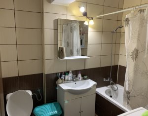 Apartament 3 camere, situat in Floresti, zona centrala