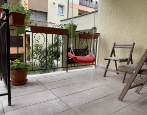 Apartament 3 camere, situat in Floresti, zona centrala