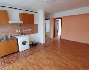 Apartament trei camere, semidecomandat, strada Sub Cetate, Floresti