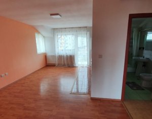 Apartament trei camere, semidecomandat, strada Sub Cetate, Floresti