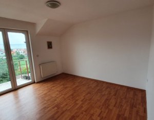 Apartament trei camere, semidecomandat, strada Sub Cetate, Floresti