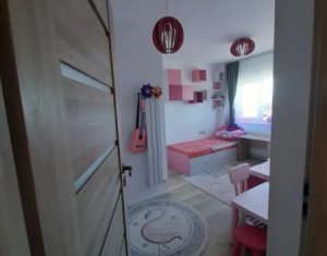 Apartament cochet, 3 camere, baie cu geam, parcare subterana