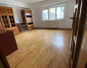 Apartament de 86 mp, compus din 3 camere decomandate, 2 bai, zona Calvaria