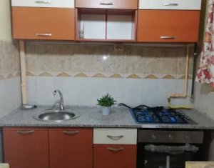 Apartament tip garsoniera, balcon inchis, parter inalt, cu centrala proprie