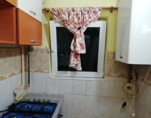 Apartament tip garsoniera, balcon inchis, parter inalt, cu centrala proprie