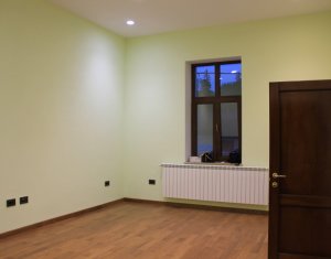 Apartament spatios 3 camere Ultracentral  str. Universitatii cu parcare